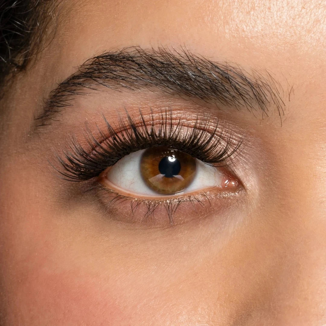Close up van Extra touch nepwimpers een opvallend wimper stijl met vol effect op een oog in 14mm van Celine noé.