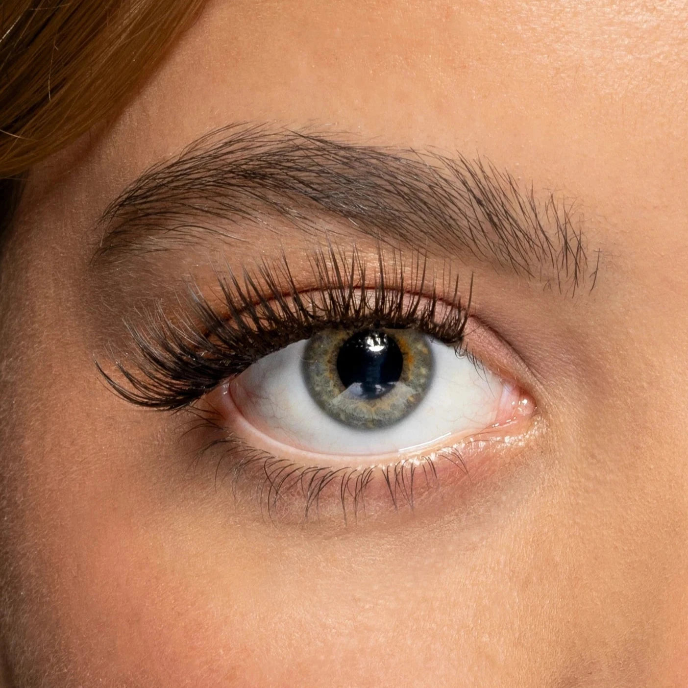 Extra touch een 14 mm lash een opvallend wimper stijl met vol effect van Celíne noé op een witte achtergrond