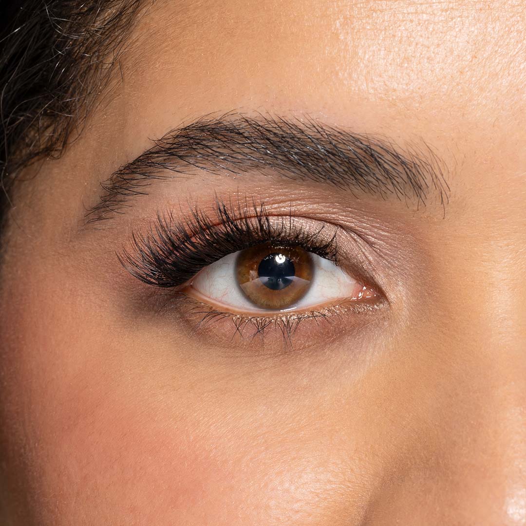 Medium cat-eye nepwimpers in de stijl Eyes on me. De lengte varieert van 8 mm aan de binnenste ooghoek tot 14 mm op een witte achtergrond.