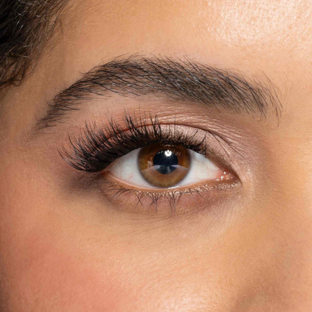 Close up van Eyes on me nepwimpers een medium cat eye look op een oog met een lengte die oploopt van 8 mm aan de binnenste ooghoek tot 14 mm.