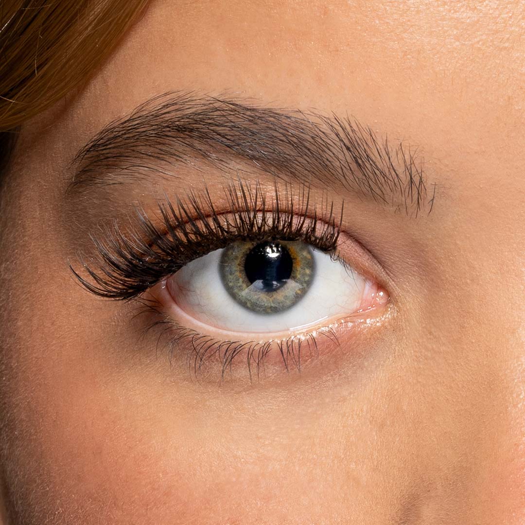 Extra touch een 14 mm lash een opvallend wimper stijl met vol effect van Celíne noé op een witte achtergrond.