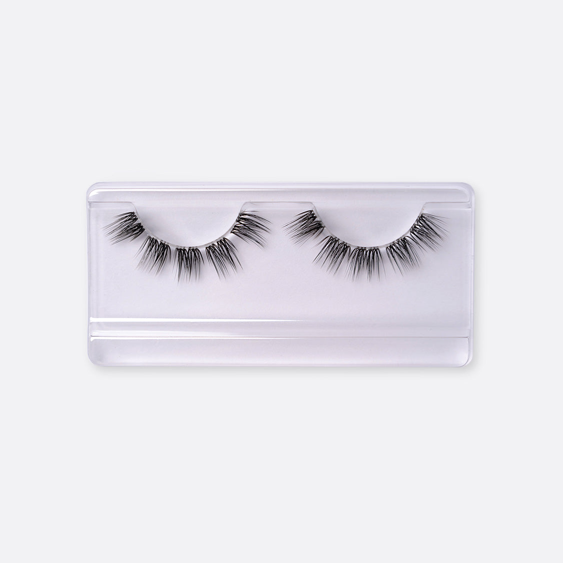 Extra touch een 14 mm lash een opvallend wimper stijl met vol effect van Celíne noé op een witte achtergrond.