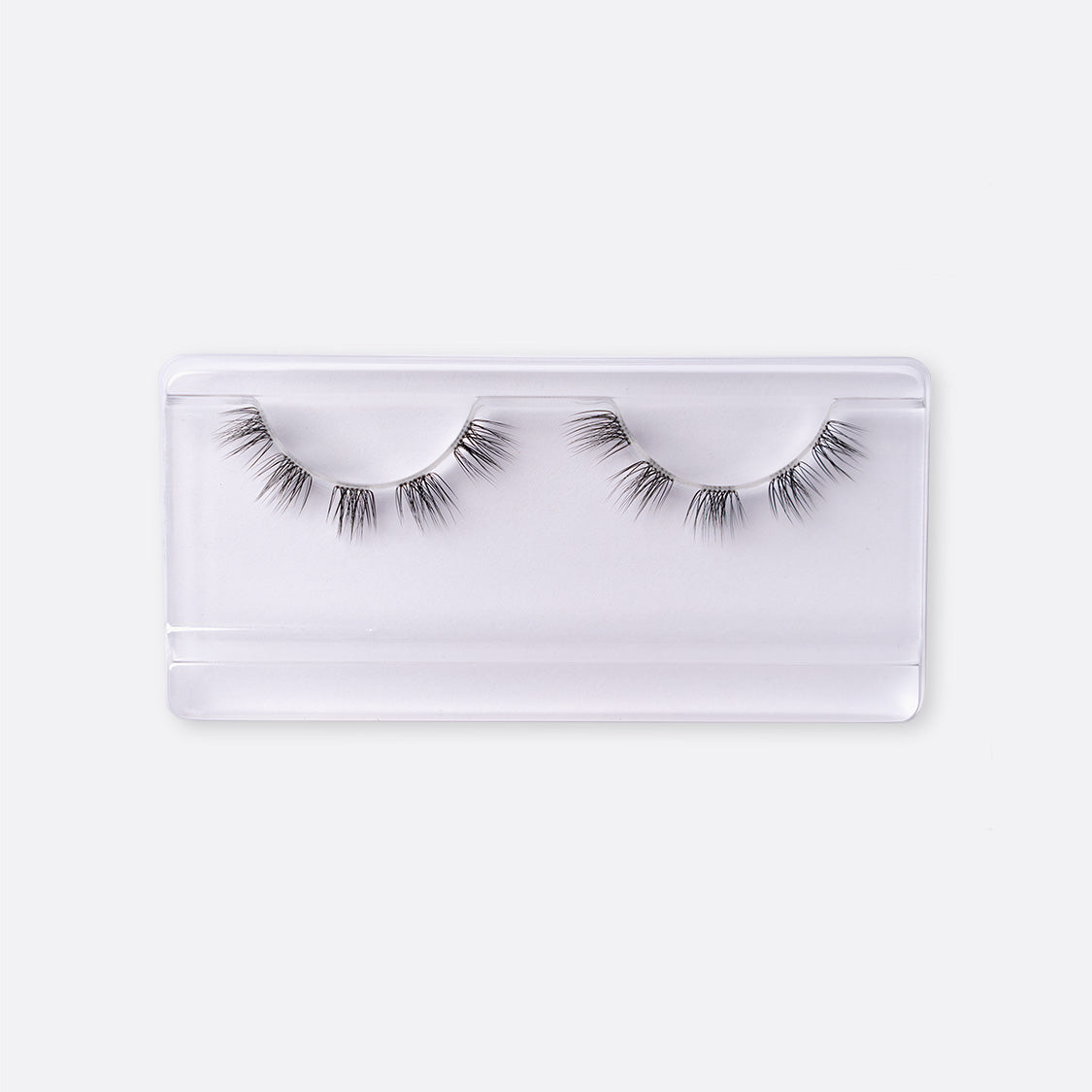Dagelijkse nepwimpers van Celíne noé in de stijl It girl een fluffy look op een witte achtergrond