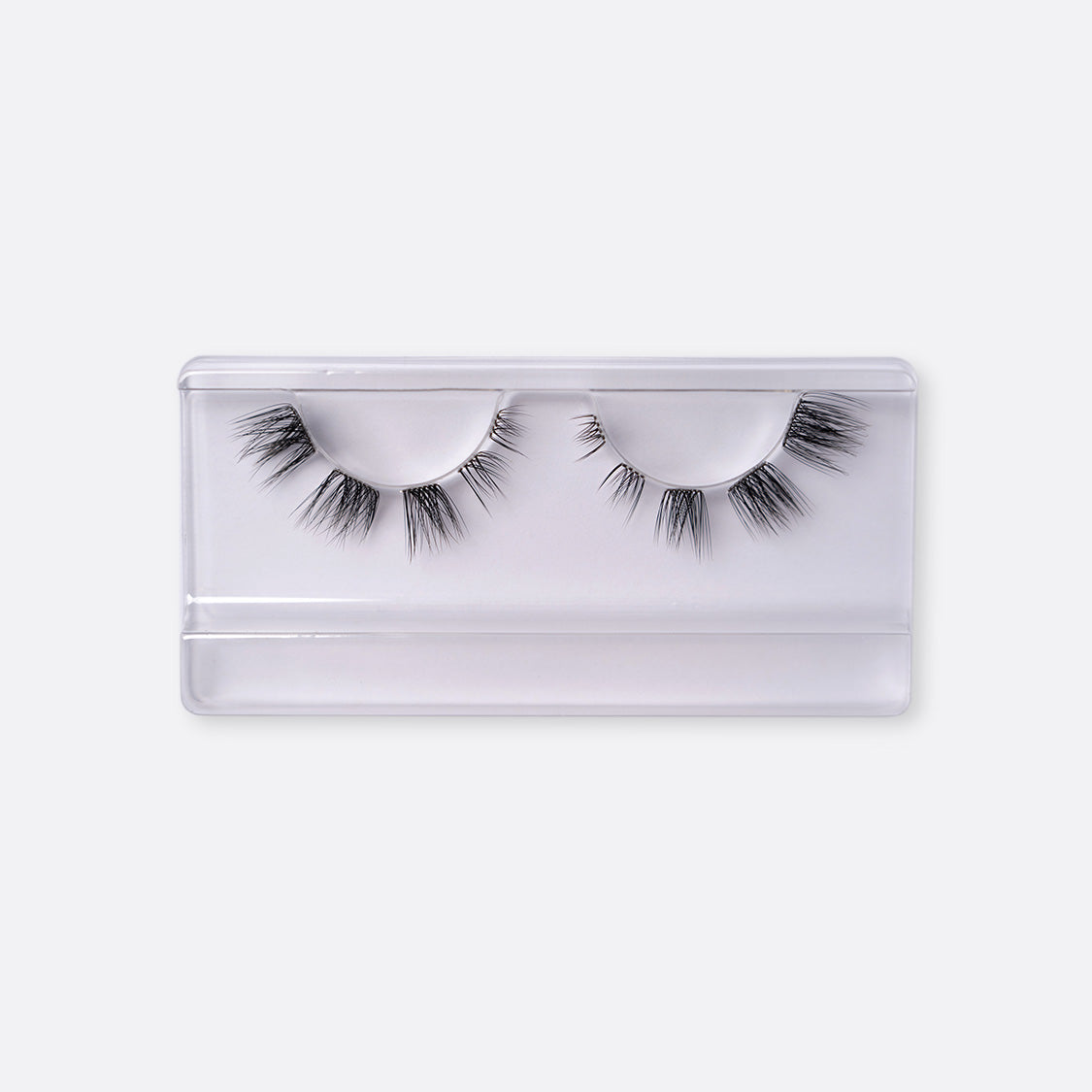 Medium cat-eye nepwimpers in de stijl Eyes on me. De lengte varieert van 8 mm aan de binnenste ooghoek tot 14 mm op een witte achtergrond.