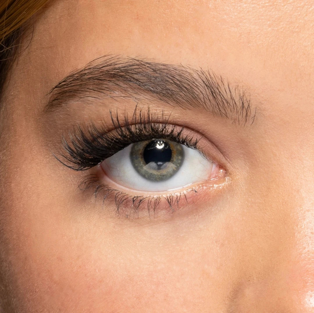 Medium cat-eye nepwimpers in de stijl Eyes on me. De lengte varieert van 8 mm aan de binnenste ooghoek tot 14 mm op een witte achtergrond